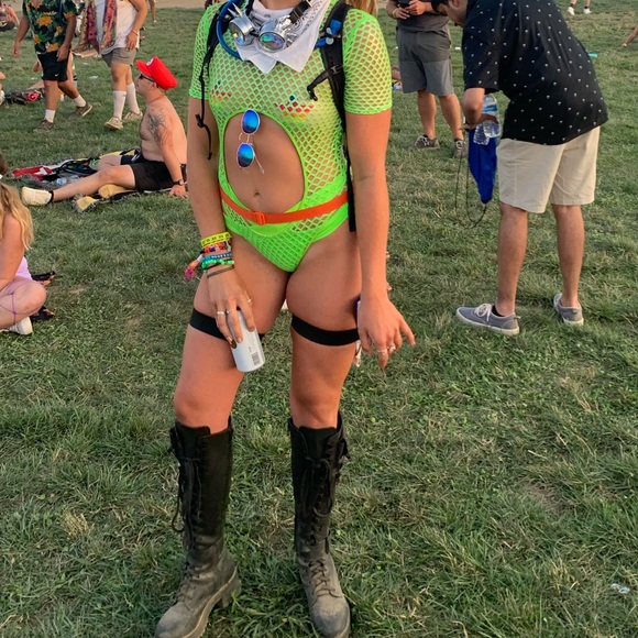 Cute fishnet bodysuit! - Picture 5 of 5